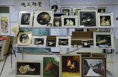 90后女孩返鄉(xiāng)創(chuàng)業(yè)做麥秸畫(huà) 月入萬(wàn)元不忘幫扶貧困戶