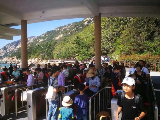 小長假第二天 游客大軍涌至，青島嶗山風景區引爆“井噴”式游覽管理挑戰